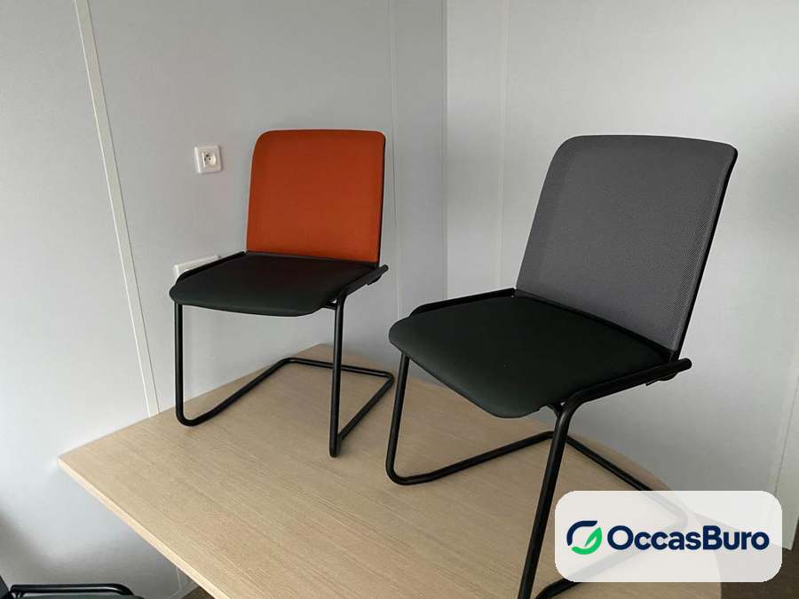 Chaise empilable luge noire, dossier orange ou gris – reconditionnée