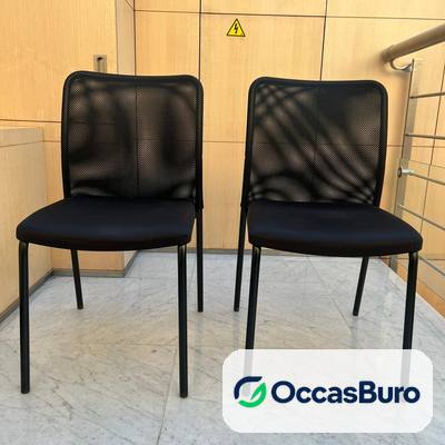 Chaise empilable noire, dossier en maille résille – reconditionnée