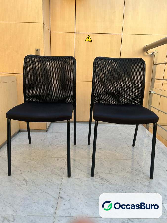 Chaise empilable noire, dossier en maille résille – reconditionnée