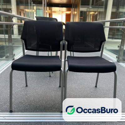 Chaise empilable résille noire sur pieds métal gris – reconditionnée