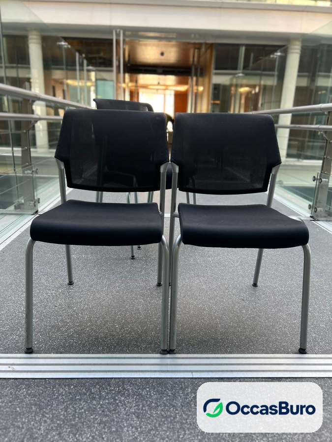 Chaise empilable résille noire sur pieds métal gris – reconditionnée