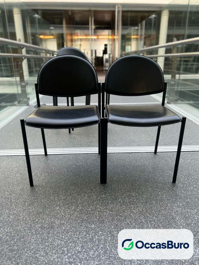 Chaise empilable simili cuir noir à dossier arrondi – reconditionnée