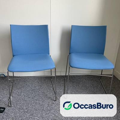 Chaise empilable tissu bleu sur piétement luge chromé – reconditionnée