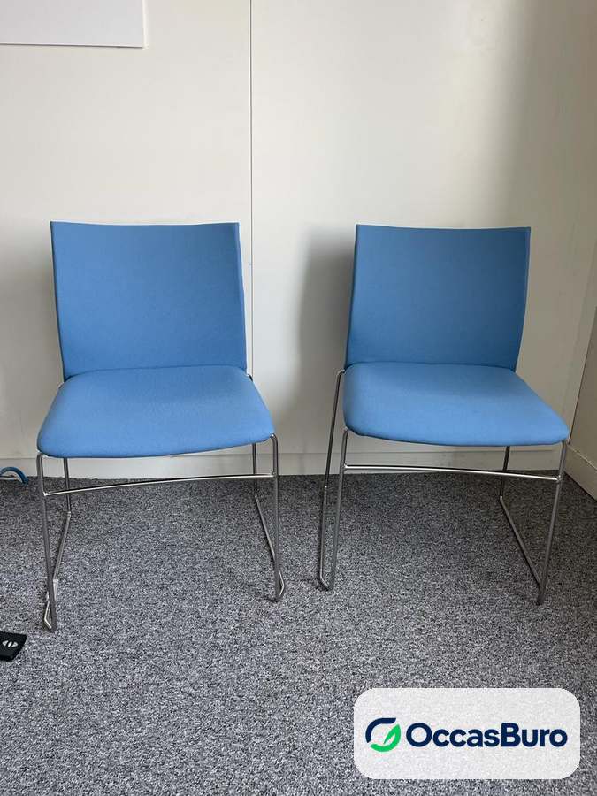 Chaise empilable tissu bleu sur piétement luge chromé – reconditionnée