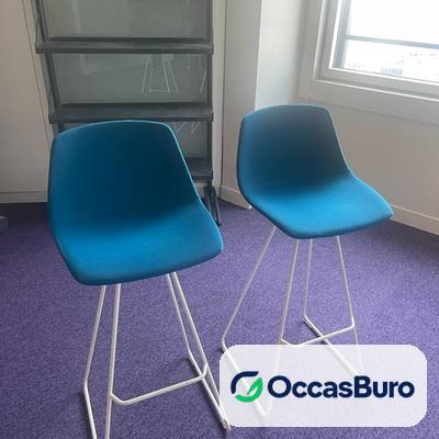 Chaise haute design coque bleu canard, piétement filaire – reconditionnée
