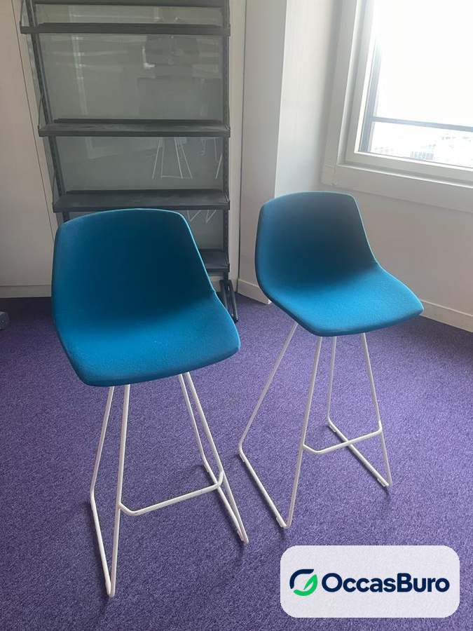 Chaise haute design coque bleu canard, piétement filaire – reconditionnée
