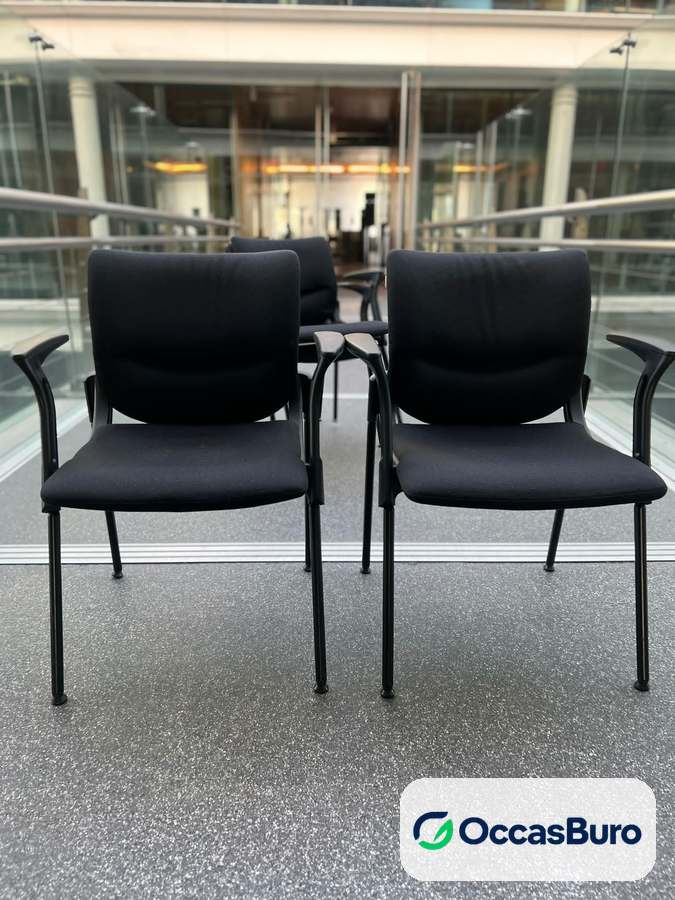 Chaise Sedus allright noire à accoudoirs, empilable – reconditionnée