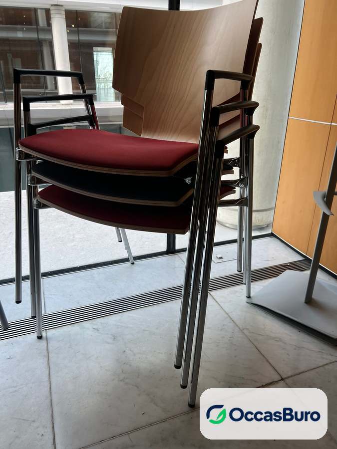 Chaise visiteur empilable dossier bois, assise rouge – reconditionnée