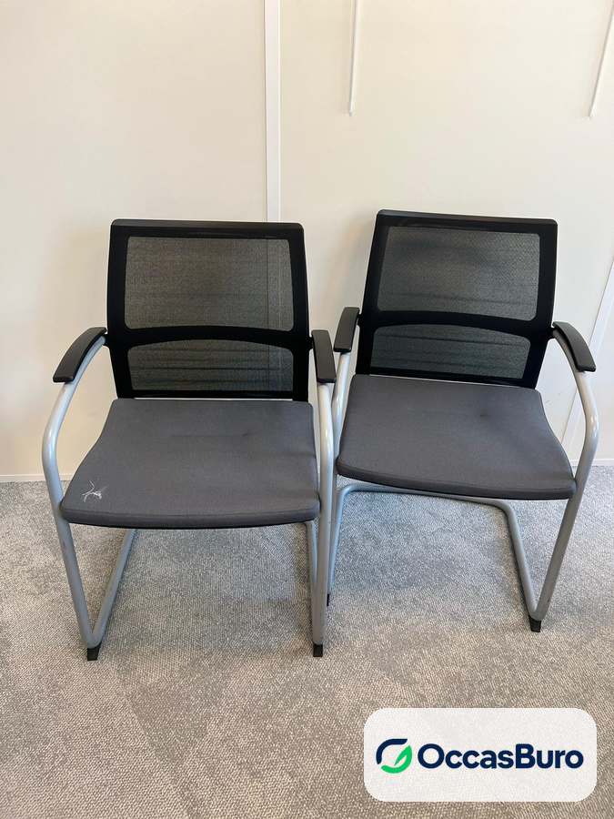 Chaise visiteur luge alu, résille noire et accoudoirs – reconditionnée