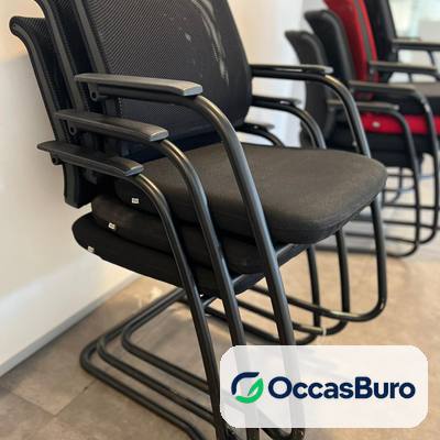 Chaise visiteur noire empilable sur luge, à accoudoirs – reconditionnée