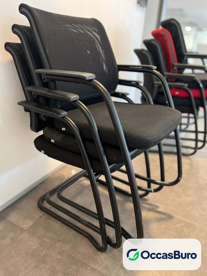 Chaise visiteur noire empilable sur luge, à accoudoirs – reconditionnée