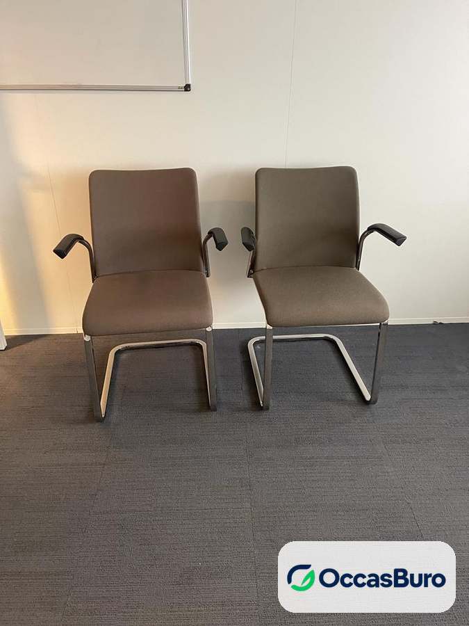Chaise visiteur reconditionnée tissu marron, piètement luge chromé