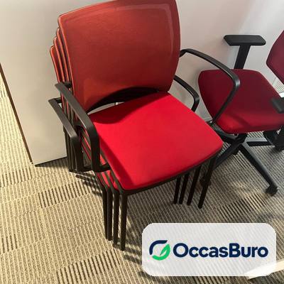 Chaise visiteur rouge empilable à accoudoirs, résille – reconditionnée