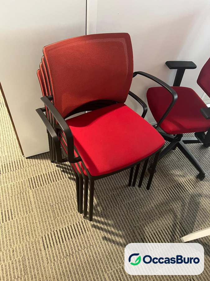 Chaise visiteur rouge empilable à accoudoirs, résille – reconditionnée