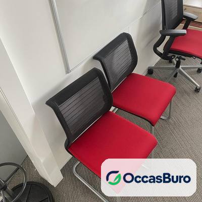 Chaise visiteur Steelcase Think reconditionnée, luge et assise rouge