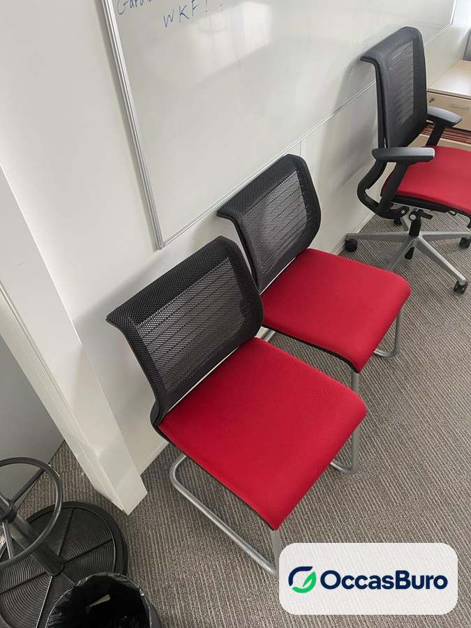 Chaise visiteur Steelcase Think reconditionnée, luge et assise rouge