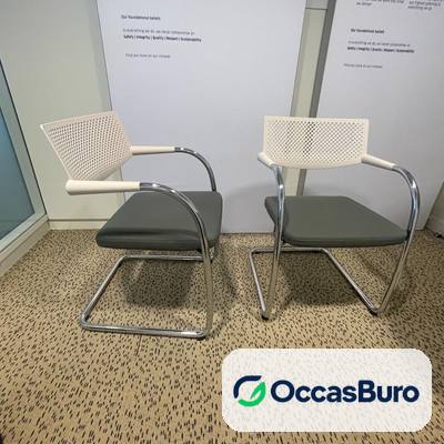 Chaise visiteur Visavis dossier blanc ajouré, assise grise – reconditionnée
