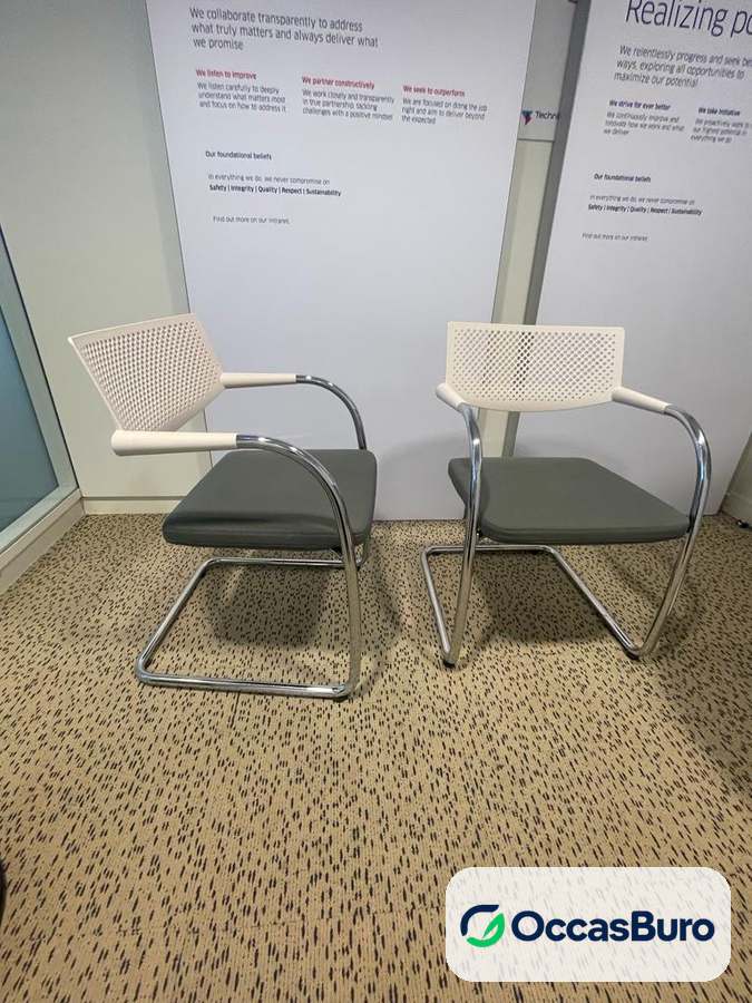 Chaise visiteur Visavis dossier blanc ajouré, assise grise – reconditionnée