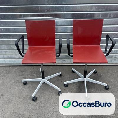 Chaise Vitra .04 rouge pivotante sur roulettes – reconditionnée