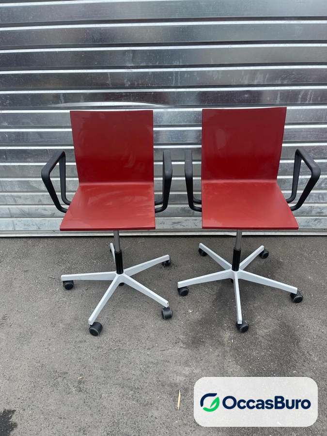 Chaise Vitra .04 rouge pivotante sur roulettes – reconditionnée