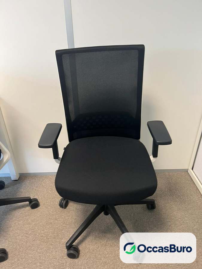 Fauteuil Actiu résille noire et cadre blanc, réglable – reconditionné