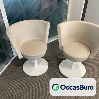 Fauteuil cabriolet crème pivotant sur pied blanc, reconditionné