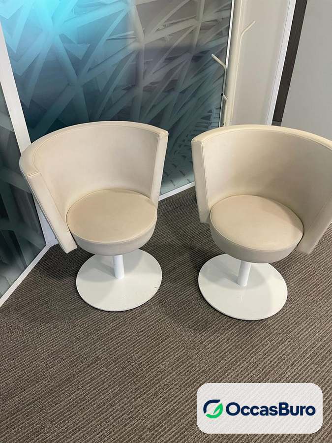 Fauteuil cabriolet crème pivotant sur pied blanc, reconditionné