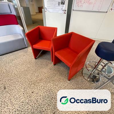 Fauteuil d'accueil géométrique rouge-orangé à dossier évasé – reconditionné