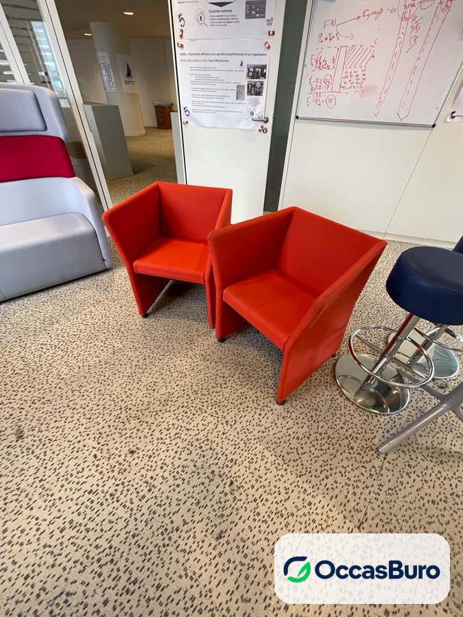 Fauteuil d'accueil géométrique rouge-orangé à dossier évasé – reconditionné