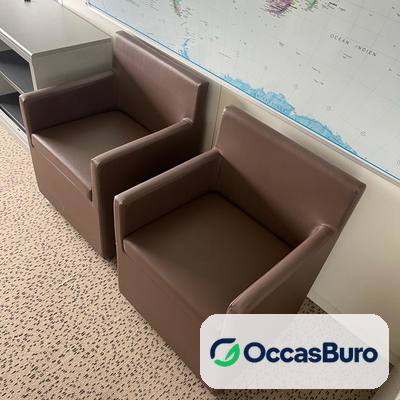 Fauteuil d'accueil marron à accoudoirs pleins – reconditionné