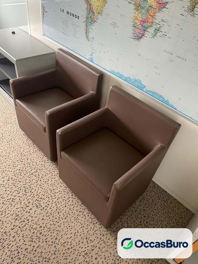 Fauteuil d'accueil marron à accoudoirs pleins – reconditionné