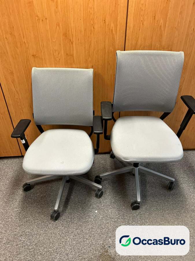 Fauteuil de bureau ergonomique gris, dossier résille – reconditionné