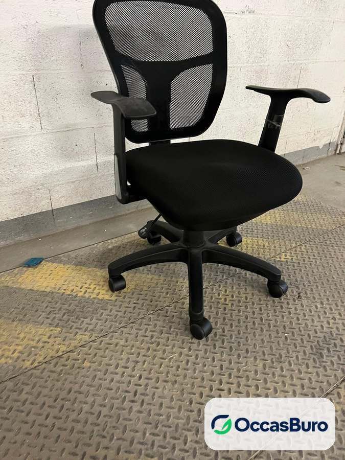 Fauteuil de bureau noir à dossier résille cintré – reconditionné