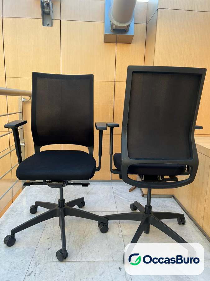 Fauteuil de bureau résille noire sur cadre enveloppant – reconditionné