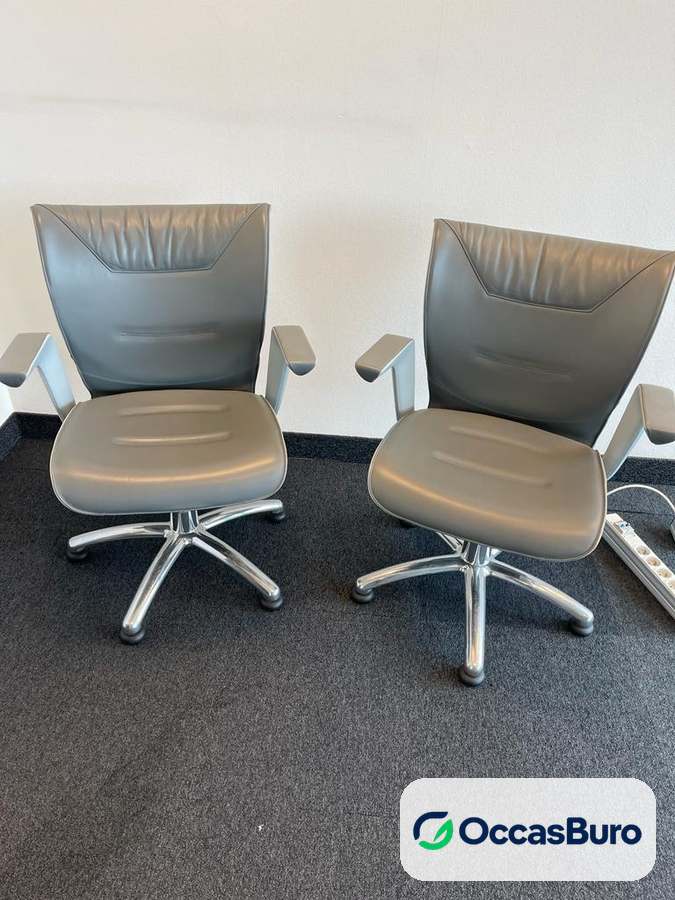 Fauteuil de réunion cuir gris pivotant à roulettes – reconditionné