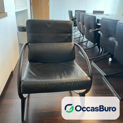 Fauteuil de réunion cuir noir sur luge, accoudoirs arqués – reconditionné
