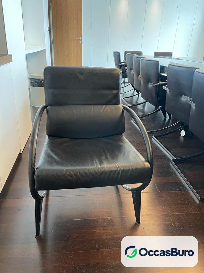 Fauteuil de réunion cuir noir sur luge, accoudoirs arqués – reconditionné