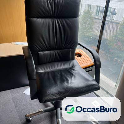 Fauteuil direction cuir noir capitonné, base chromée – reconditionné