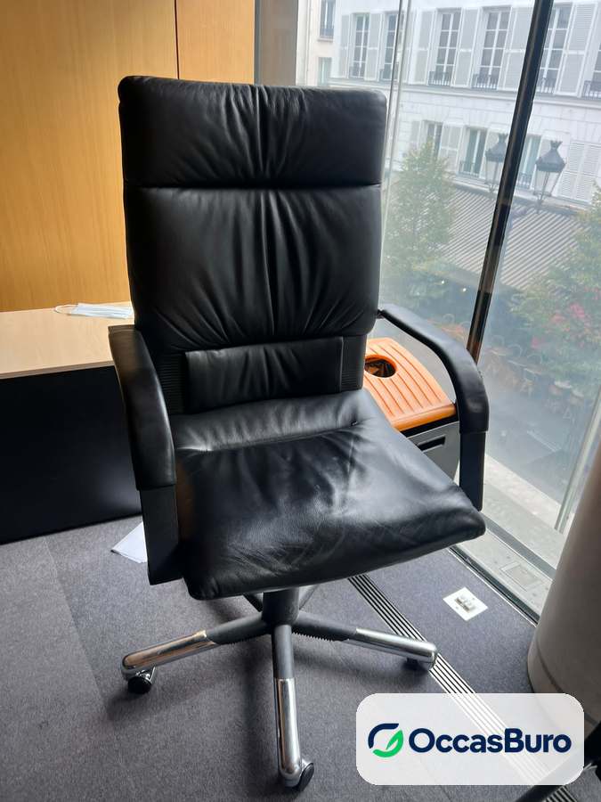 Fauteuil direction cuir noir capitonné, base chromée – reconditionné