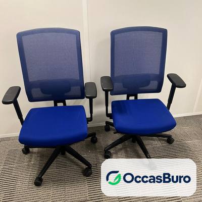 Fauteuil ergonomique bleu roi, dossier résille bleue – reconditionné