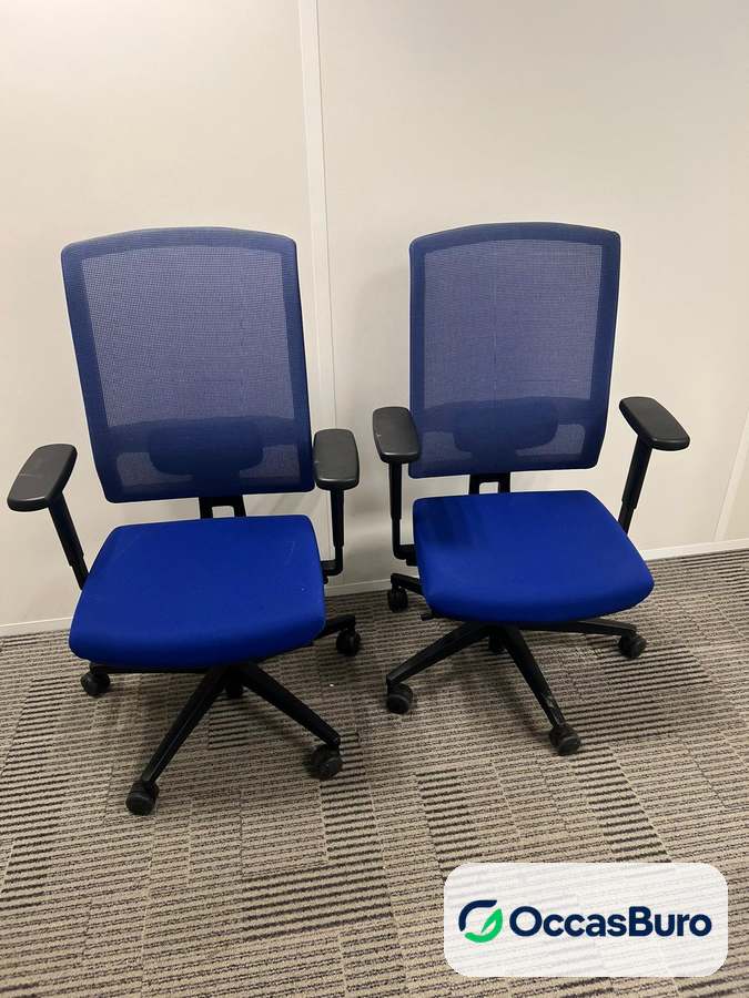 Fauteuil ergonomique bleu roi, dossier résille bleue – reconditionné