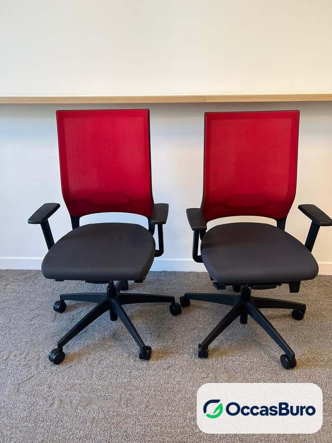 Fauteuil ergonomique dossier résille rouge, assise grise – reconditionné