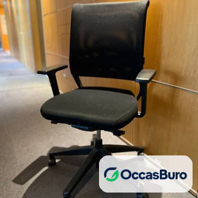 Fauteuil ergonomique noir à dossier résille cadre boucle – reconditionné