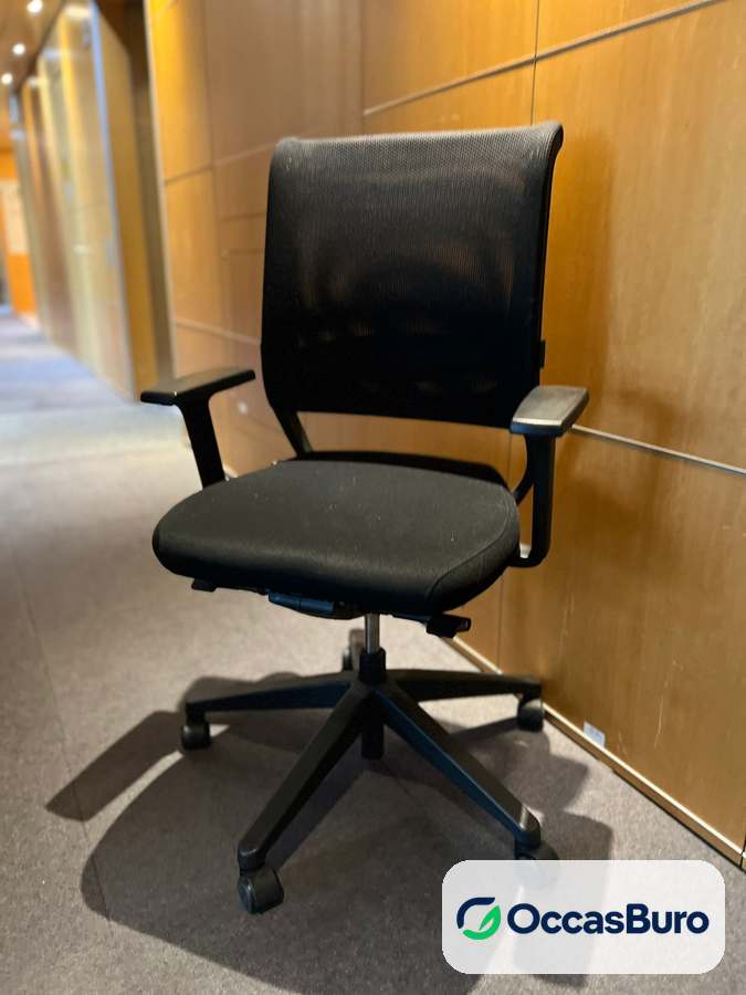 Fauteuil ergonomique noir à dossier résille cadre boucle – reconditionné