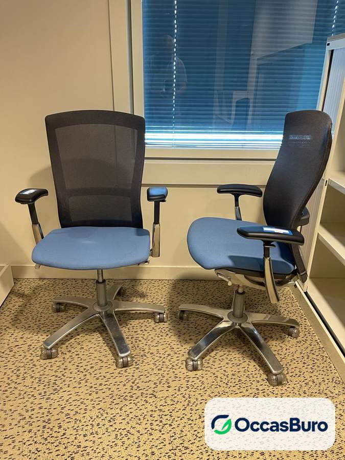Fauteuil Knoll Life reconditionné, résille noire et assise bleue