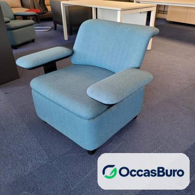 Fauteuil lounge reconditionné bleu ciel chiné, larges accoudoirs