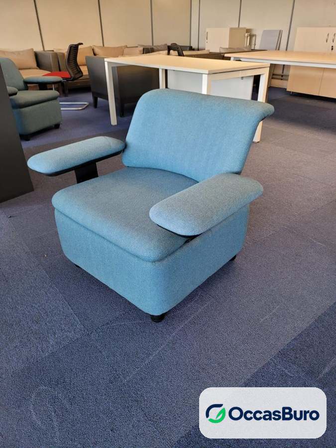 Fauteuil lounge reconditionné bleu ciel chiné, larges accoudoirs