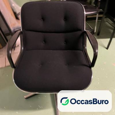 Fauteuil Pollock tissu noir capitonné et cerclage chromé – reconditionné