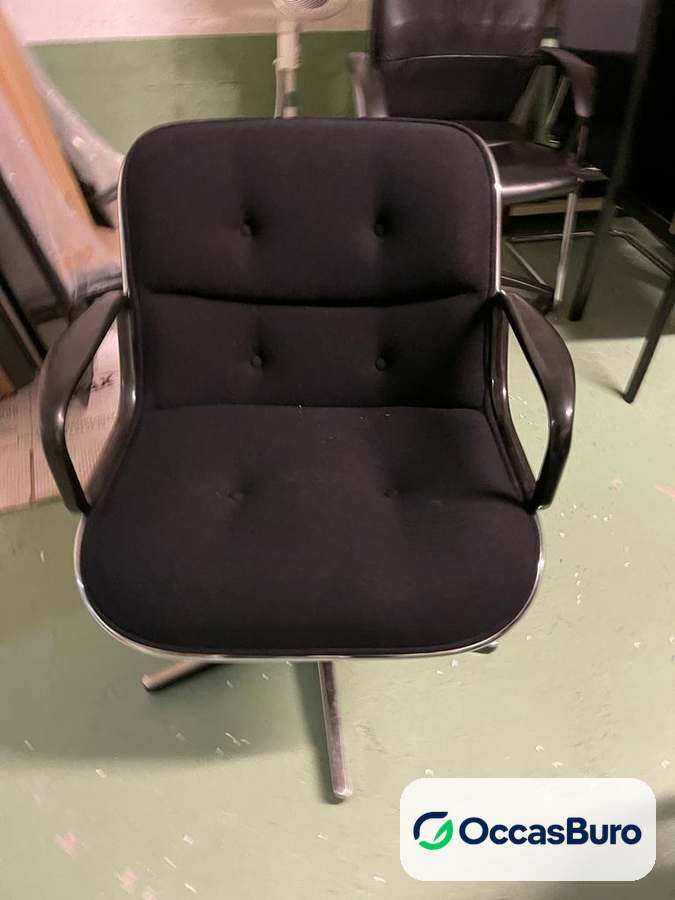 Fauteuil Pollock tissu noir capitonné et cerclage chromé – reconditionné