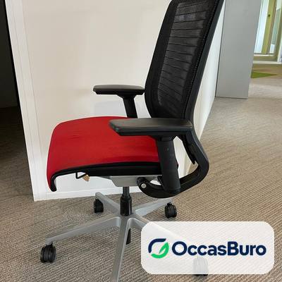 Fauteuil Steelcase Think reconditionné, résille noire et assise rouge